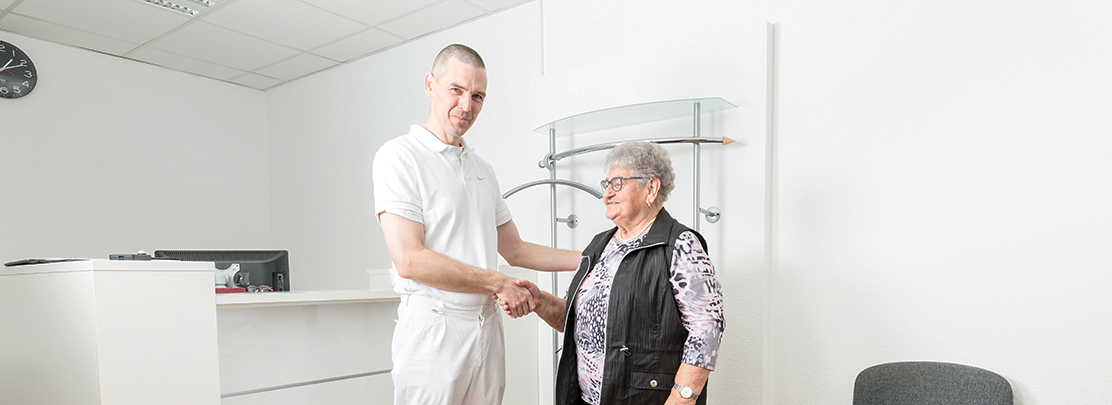 Harald Schuster bei der physiotherapeutischen Beratung eines Patienten